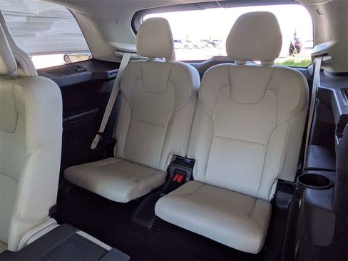 Used 2020 Volvo XC90 T6 Momentum w/ Protection Package Premier image 17