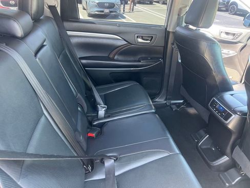 Used 2019 Toyota Highlander Limited FWD image 29
