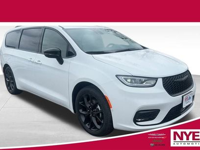 New 2024 Chrysler Pacifica Limited w/ S Appearance Package