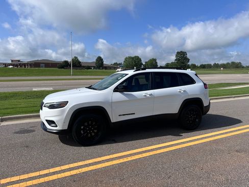 Used 2023 Jeep Cherokee Altitude Lux AWD/4WD image 9