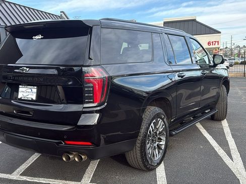 Used 2025 Chevrolet Suburban Z71 image 3