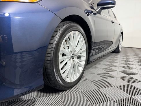 Used 2018 Toyota Camry XLE image 10