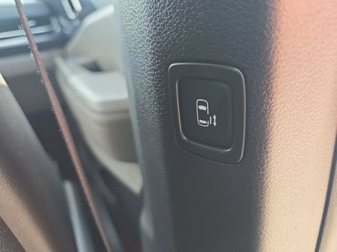 Used 2025 Kia Carnival FWD image 19