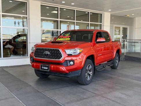 Used 2018 Toyota Tacoma TRD Sport AWD/4WD image 2