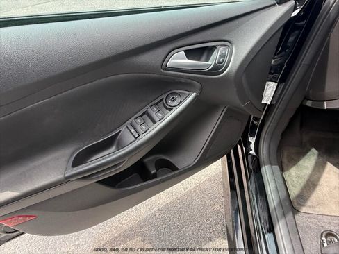 Used 2016 Ford Focus SE w/ SE Sport Package FWD image 27