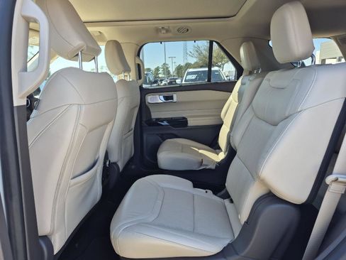 Certified 2021 Ford Explorer Platinum w/ Equipment Group 601A image 27