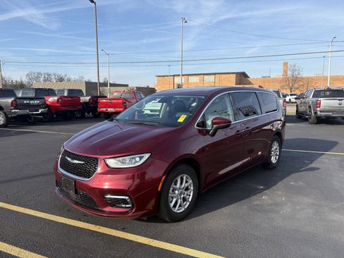 Used 2023 Chrysler Pacifica Touring-L image 20