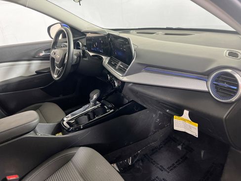 Used 2024 Chevrolet Trax LT w/ LT Convenience Package image 27