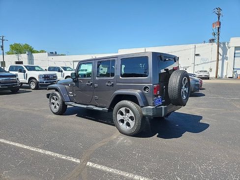 Used 2018 Jeep Wrangler Unlimited Sahara w/ Connectivity Group AWD/4WD image 7