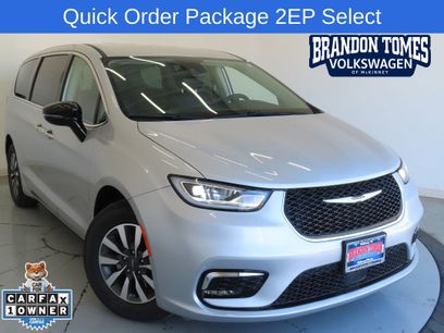 Used 2024 Chrysler Pacifica Select