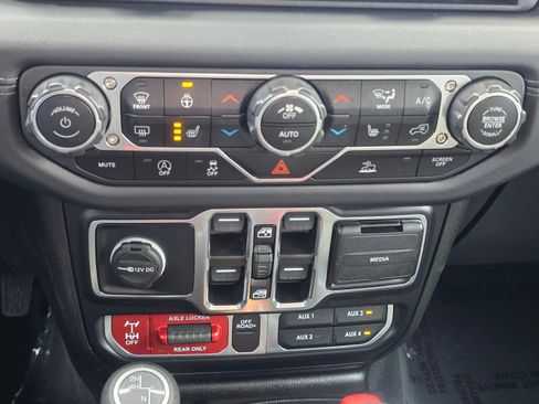 Used 2024 Jeep Gladiator Mojave w/ Convenience Group AWD/4WD image 46