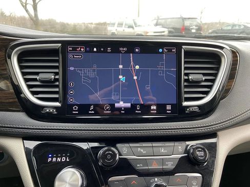Used 2023 Chrysler Pacifica Limited FWD image 21