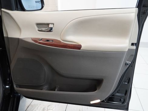 Used 2014 Toyota Sienna XLE w/ Entertainment Package image 31