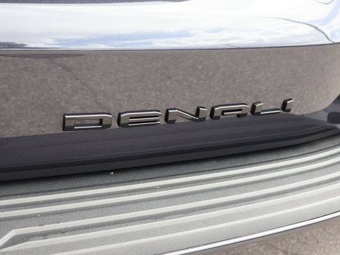 Used 2024 GMC Yukon Denali w/ Advanced Technology Package AWD/4WD image 10