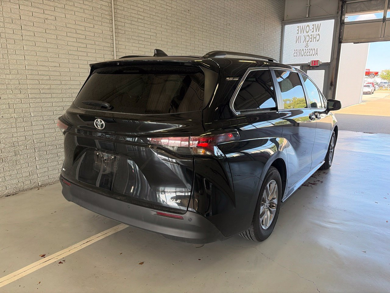 Used 2026 Toyota Sienna XLE FWD image 3