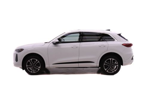Certified 2025 Audi Q5 Premium w/ Convenience Package AWD/4WD image 3