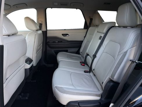 Used 2024 Nissan Pathfinder SL FWD image 19