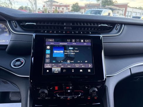 New 2025 Jeep Grand Cherokee Altitude image 21