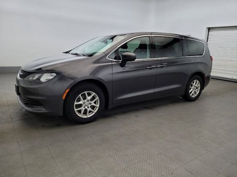 Used 2017 Chrysler Pacifica Touring FWD image 2