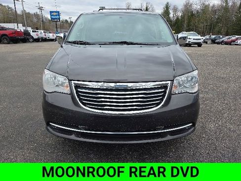 Used 2016 Chrysler Town & Country Touring-L FWD image 3