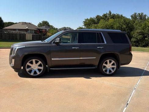 Used 2020 Cadillac Escalade Luxury AWD/4WD image 2