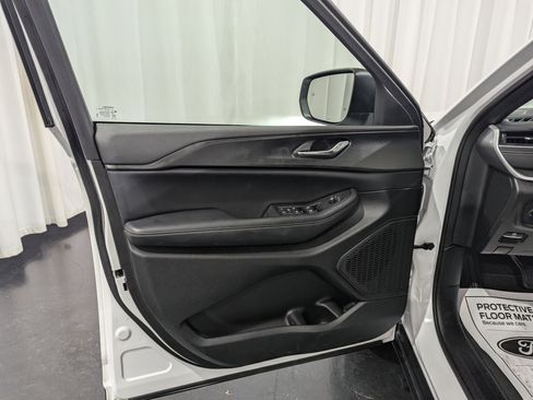 Used 2024 Jeep Grand Cherokee Laredo image 11