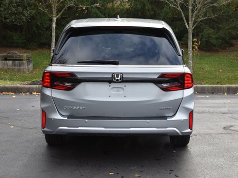New 2026 Honda Odyssey Touring image 7