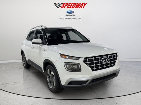 Used 2025 Hyundai Venue SEL FWD image 2