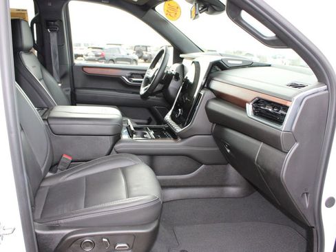 Used 2025 GMC Yukon Denali image 32