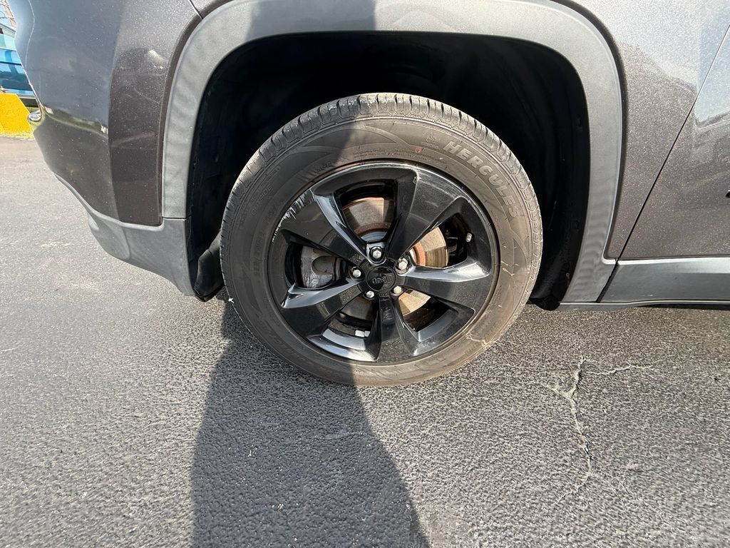 Used 2018 Jeep Cherokee Latitude w/ Altitude Package FWD image 9