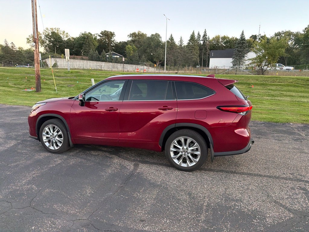 Used 2021 Toyota Highlander Limited AWD/4WD image 25