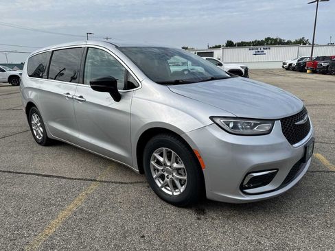 Used 2024 Chrysler Pacifica Touring-L FWD image 7