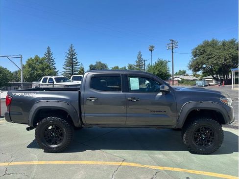 Used 2018 Toyota Tacoma TRD Sport w/ Exterior Package AWD/4WD image 5