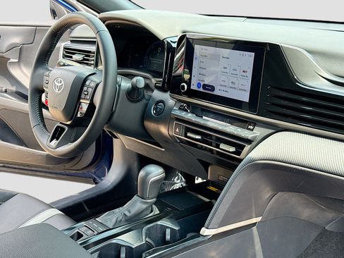 Used 2025 Toyota Camry SE FWD image 5