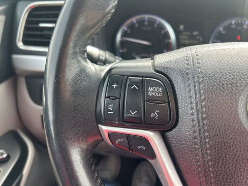 Used 2017 Toyota Highlander XLE w/ Carpet Mat Package image 25