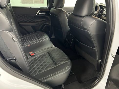 Used 2023 Mitsubishi Outlander AWD image 14