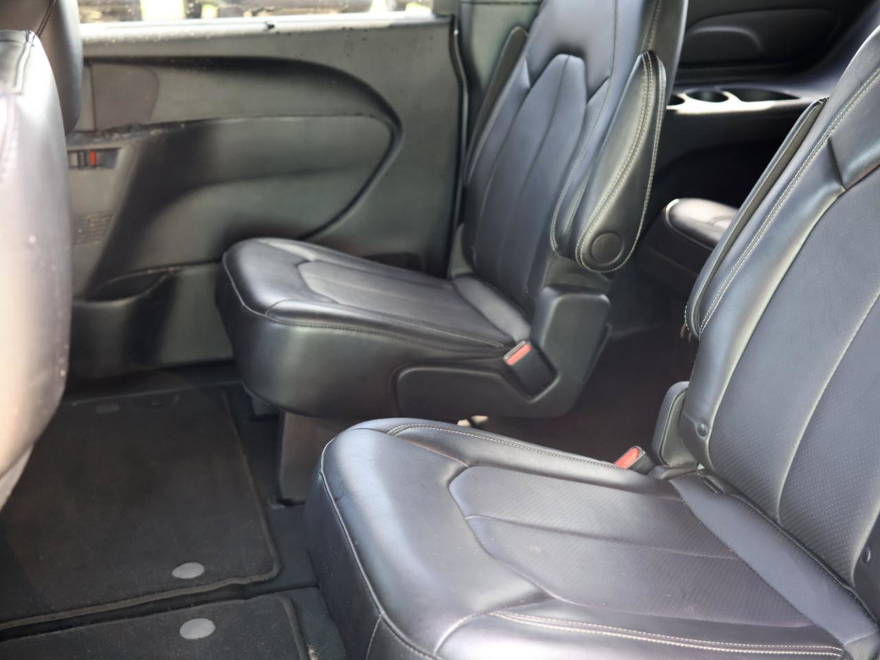Used 2023 Chrysler Pacifica Touring-L FWD image 15