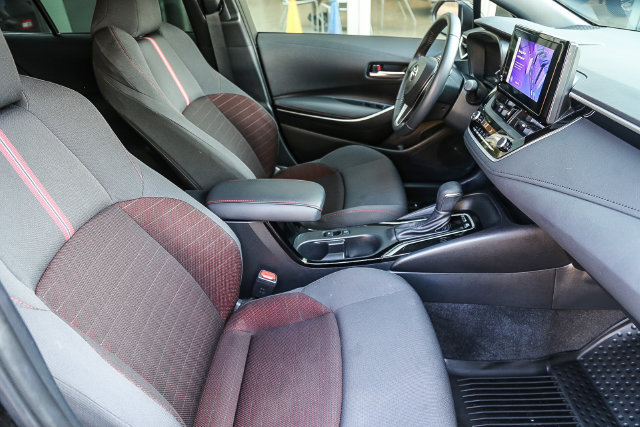 Used 2025 Toyota Corolla SE FWD image 18
