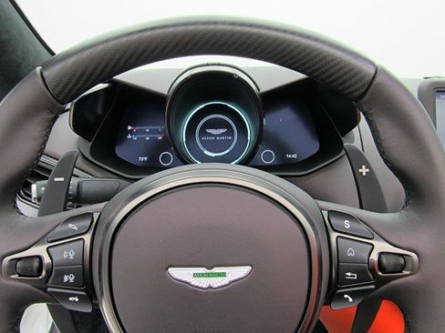 Used 2023 Aston Martin V8 Vantage Roadster RWD image 30