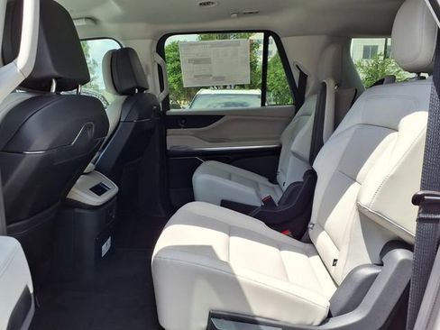 New 2026 Lincoln Navigator L Premier AWD/4WD image 8