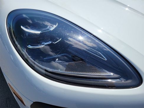 Used 2025 Porsche Macan image 16