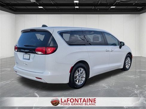 Used 2022 Chrysler Voyager LX image 5