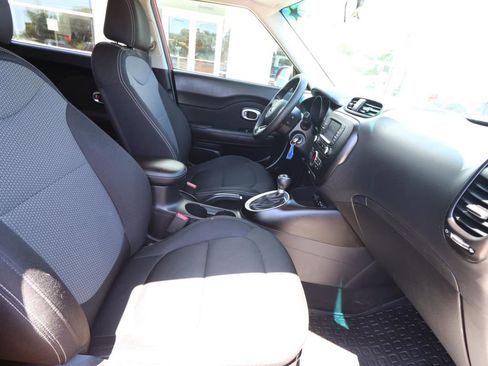Used 2017 Kia Soul + image 12