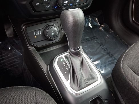 Used 2023 Jeep Renegade Latitude AWD/4WD image 14