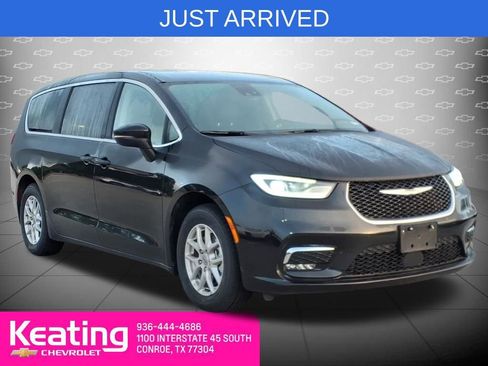 Used 2023 Chrysler Pacifica Touring-L image 1