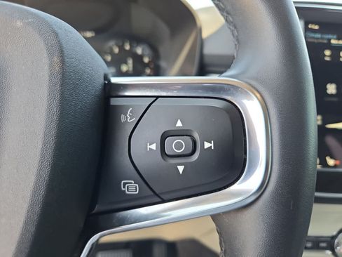Used 2022 Volvo XC40 T4 Momentum FWD image 22