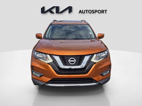 Used 2017 Nissan Rogue SV image 2