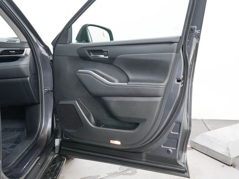 Used 2024 Toyota Highlander XLE AWD/4WD image 9