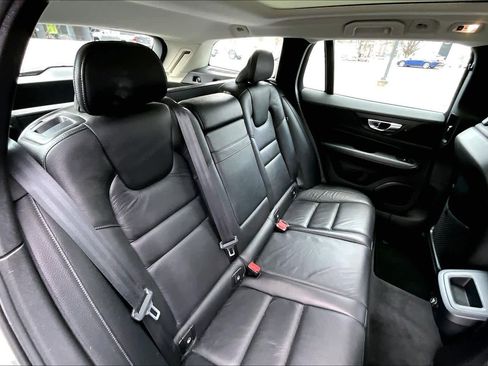 Used 2020 Volvo V60 T5 Momentum image 20