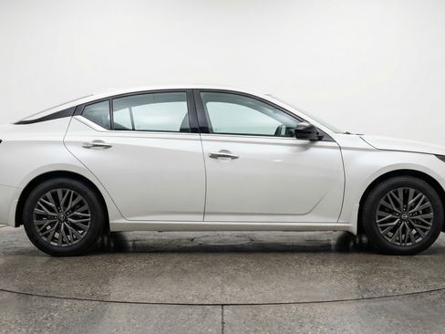 Used 2025 Nissan Altima 2.5 SV FWD image 11